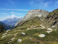 Lo sterrato che si inoltra nel vallone di Savine