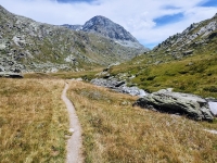 Il sentiero che prosegue verso il lago Savine dopo il piano delle Granges de Savine