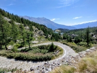 I tornanti che sovrastano il Lago d'Arpone (sullo sfondo)