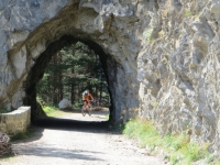 Una delle molteplici brevi gallerie lungo la ciclabile sterrata della Binntal