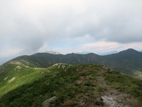 Il sentiero che corre sul crinale dal Sasso Basciota verso il Monte Gazzirola