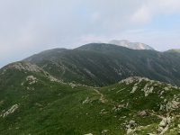 Il sentiero che corre sul crinale dal Sasso Basciota verso il Monte Gazzirola (al centro)