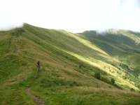 Discesa dal Monte Pola in direzione del Passo d'Agario, sullo sfondo (dx) la vetta del Gradiccioli tra le nuvole
