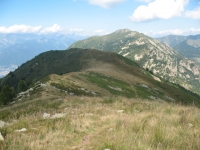 Monte Paglione (primo piano) e Monte Gambarogno dalla sommità del Monte Covreto