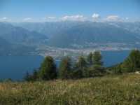 Vista su Ascona e Val Maggia durante la discesa verso Sant'Abbondio