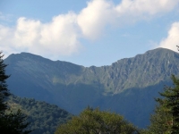 Strada per Torricella, panorama su Monte Tamaro (sx) e Motto Rotondo (dx), al centro la Bocchetta ove inizia il lungo sentiero in discesa