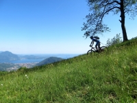 Discesa dal Todun lungo il Kilometro verticale - ottimo panorama su Lago Maggiore