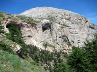 Le Grotte dei Saraceni del Monte Seguret viste dalla Caserma