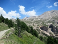 Panorama sul Monte Seguret e le Grotte dei Saraceni salendo in direzione del Col Basset