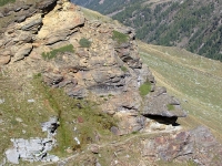 Passaggio nella roccia lungo il sentiero che risale la Nanztal