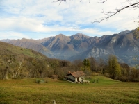 Salita all'Alpe Cova - panorama sui rilievi della Valsassina