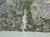Una caratteristica cascata che sgorga dal centro della montagna sovrastante il Grimselsee