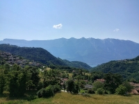 Vesio - Sullo sfondo un angolo di Lago di Garda ed il Monte Baldo