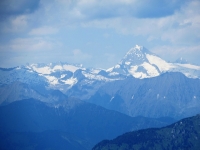 Alpi dell'Adamello  (in particolare a dx il Carè Alto mt 3.462 ed a sx il Monte Adamello mt. 3.539)