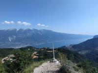 Grande panorama sul Lago di Garda dalla Croce di Dalvra
