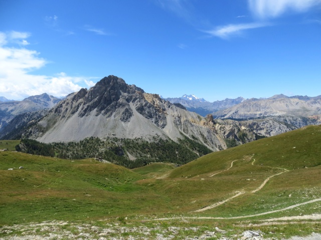 La Rocher de Barrabas ed il sottostante pianoro sul confine italo-francese visti dal Passo della mulattiera