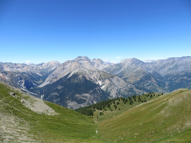 La valle Stretta e la catena montuosa che la divide dal Colle della Rho