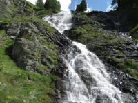 Una delle tante cascate che si incontrano risalendo il Vallone dell'Urtier