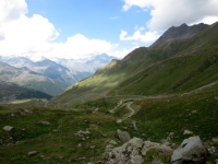 Salendo verso il Passo Invergneux - vista sulla strada percorsa con panorama sul Gran Paradiso