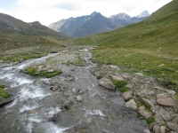 Il sentiero che scende dal Passo Invergneux nel vallone di Grauson - primo attraversamento del torrente
