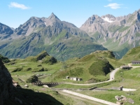 Piana del Rifugio Maria Luisa (alpe Toggia),  vallone  e Corni di Nefelgiù sullo sfondo