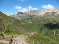 Sentiero per il Gries, sullo sfondo le vette della Val Bedretto e la strada del Novena