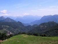 Scorcio del Lago di Como percorrendo il sentiero che collega San Lucio con la bocchetta di San Bernardo
