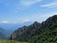 Panorama dal Colmo di San Bernardo - Le formazioni rocciose del Monte Regagno
