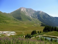 Pian dell'Alpe e sullo sfondo, a sinistra, il Colle delle Finestre