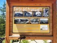 Bacheca informativa sul Forte presso il Colletto Pramand