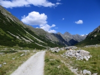La strada bianca che percorre la Val Bever