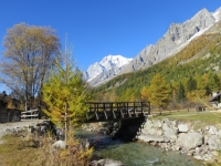 Lungo il torrente Dora risalendo la Val Ferret - vista sul Monte Bianco