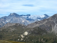 I ghiacciai del massiccio della Vanoise (sfondo) e l'area del Piccolo Moncenisio (primo piano) visti dal Forte Malamot