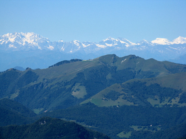 Le Alpi dalla vetta del San Primo - il Monte Generoso in primo piano e sullo fondo la catena alpina dal Rosa al Mischabel