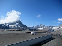 Trockener Steg - Panorama su Cervino (sx tra le nuvole, 4.478) e Dent Blanche  (dx, 4.357)