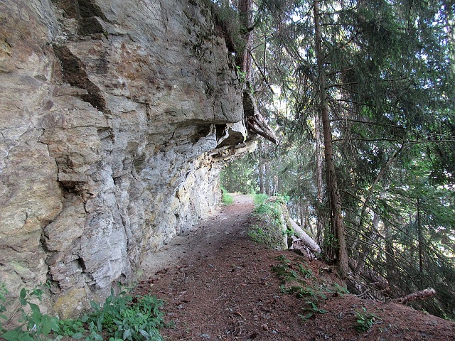 Il bel sentiero che si incontra salendo ad Obermatten