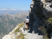 Sotto il Monte Toraggio verso il Passo della Fonte di Dragurina - tratto a mano con corda fissa