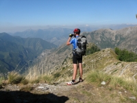 Panorama sulle Alpi liguri dal sentiero sotto il Monte Pietravecchia