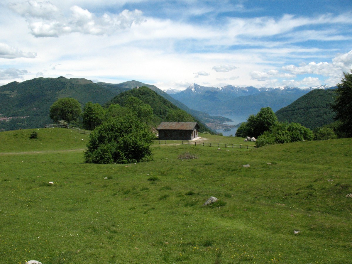 Alpe di Cerano in direzione della vetta del Monte Bisbino