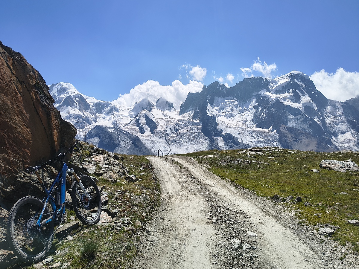 Panorama su Monte Rosa durante la salita al Gornergrat