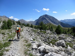 Attraversamento di pietraia lungo il sentiero per il Col des Acles