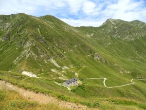Il Passo San Jorio ed il sottostante rifugio in territorio italiano