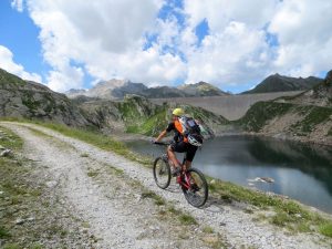 Il lago scuro e la diga del Naret