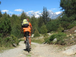 In direzione del Lago di Colina con vista su Bernina