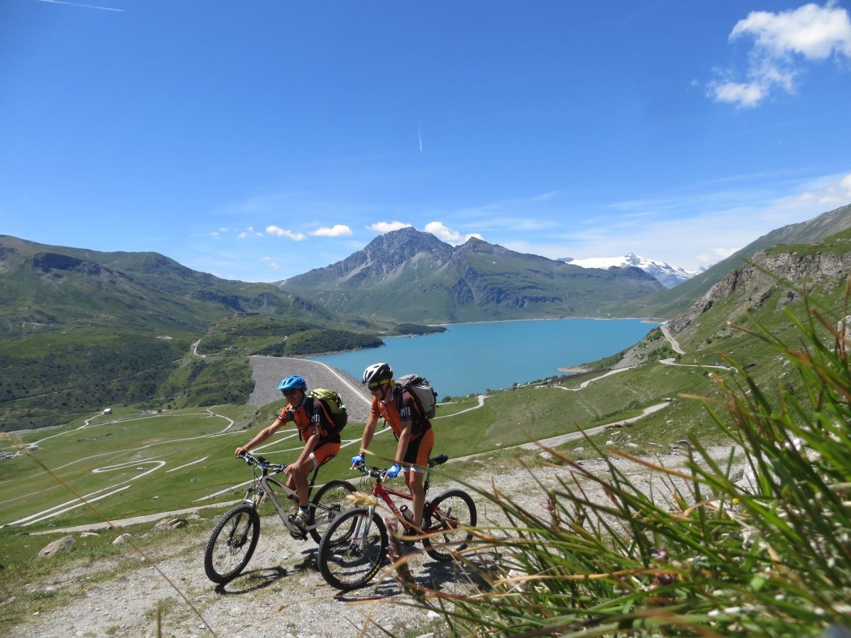 In direzione della Alpe Tour con vista sul Lago del Moncenisio