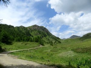 La Becca France e la poderale che risale agli alpeggi