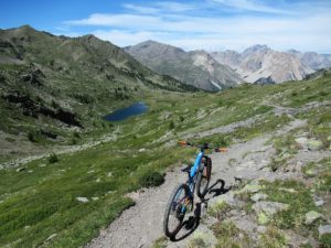 Discesa su sentiero verso il Lac de Cristol