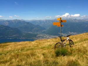 Nei pressi della vetta del Monte Paglione con il Lago Maggiore sullo sfondo