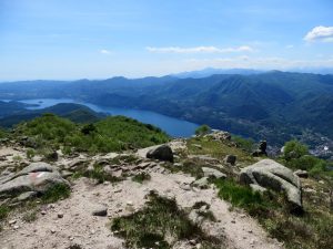 Panorma su Lago di Orta scendendo in direzione Tre alberi