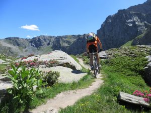 Percorrendo il sentiero in discesa dal Rifugio Grand Tournalin